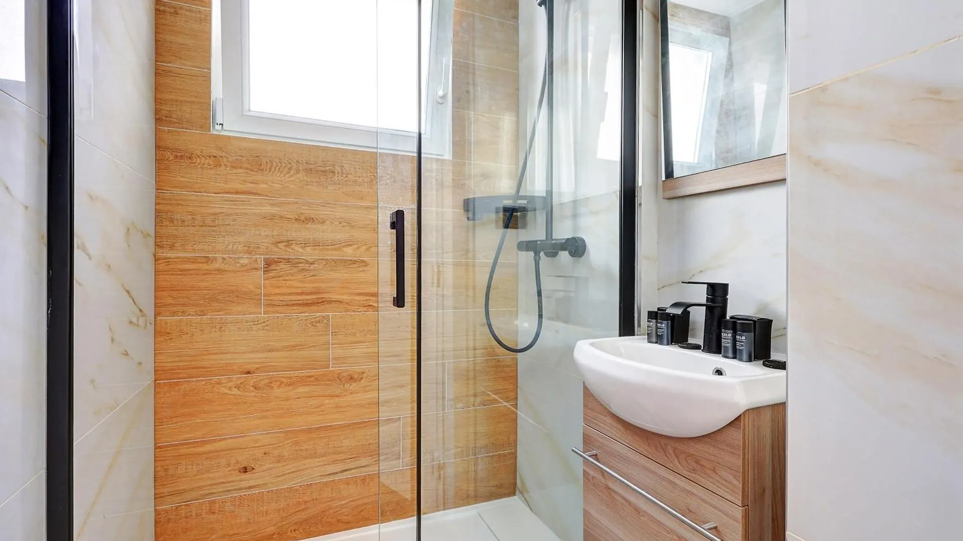 Studio Neuf Et Climatise Sur Les Champs Elysees Parijs 0*,