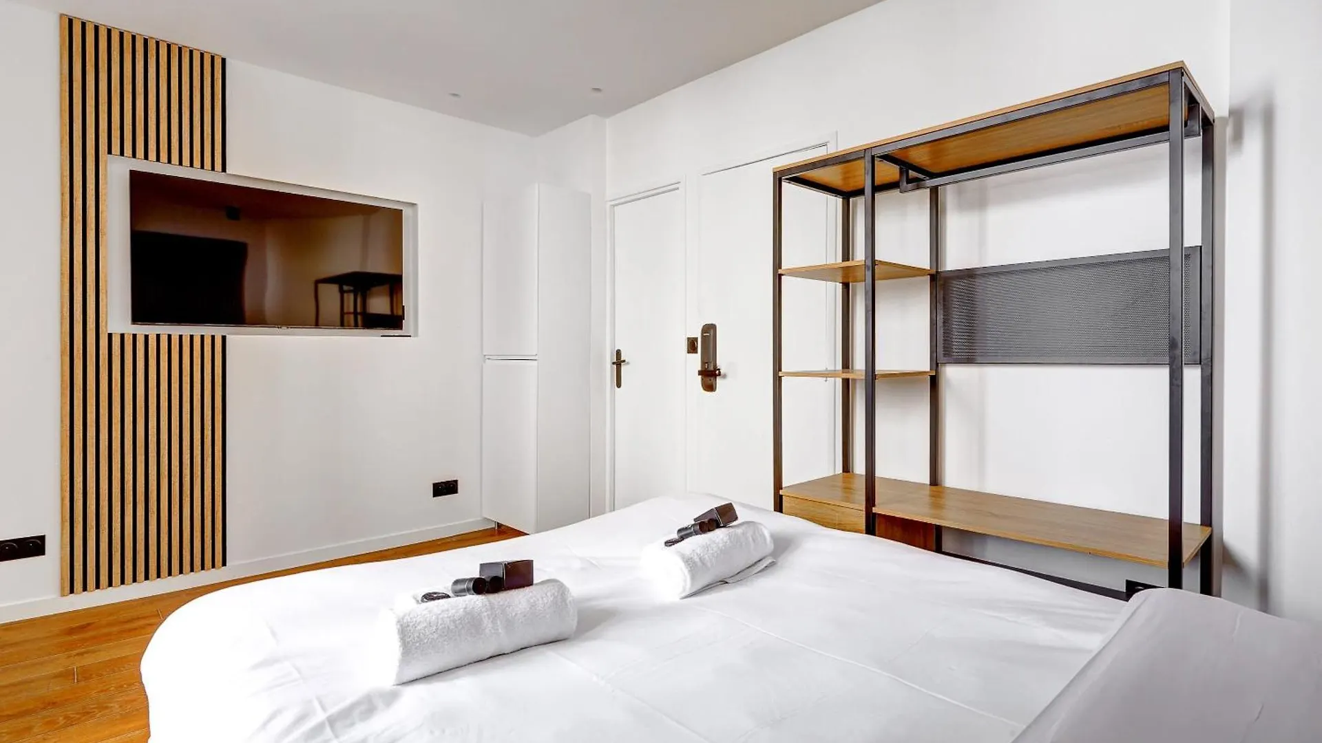 Studio Neuf Et Climatise Sur Les Champs Elysees Parijs Appartement