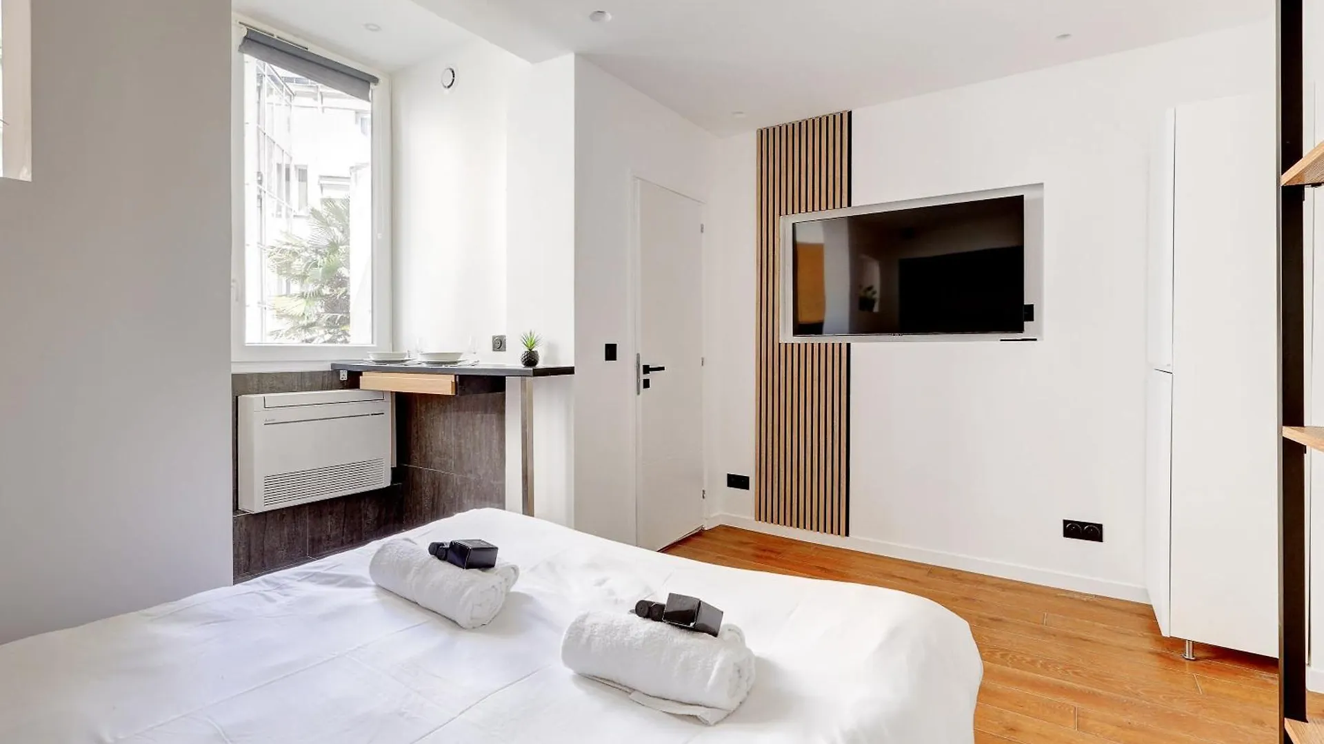 Studio Neuf Et Climatise Sur Les Champs Elysees Parijs