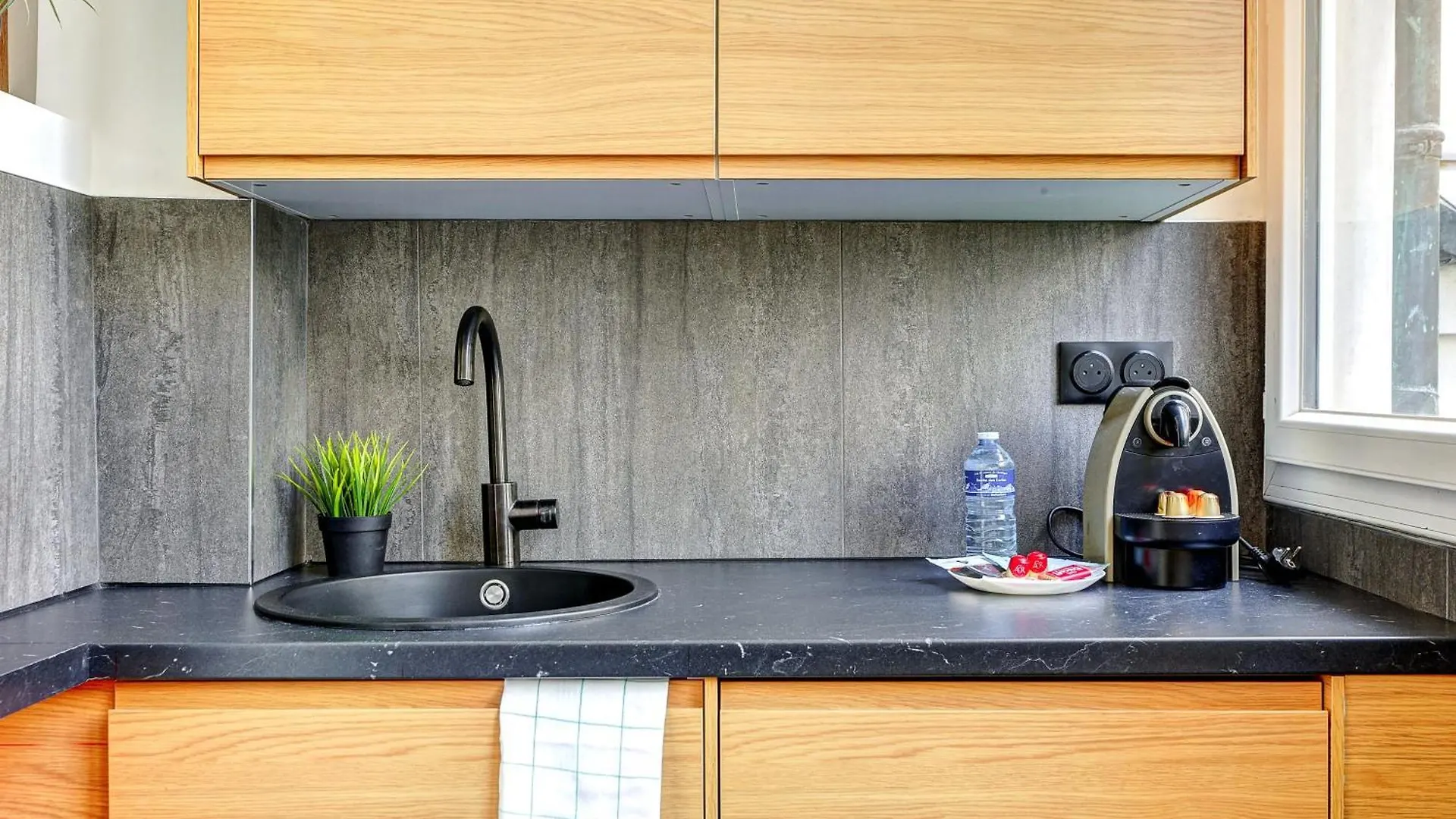 Studio Neuf Et Climatise Sur Les Champs Elysees Parijs 0*,  Frankrijk